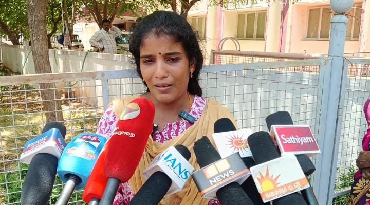 துபாயில் மர்ம மரணம்    கணவரின் உடலை மீட்டு தரக்கோரி மனைவி மாவட்ட ஆட்சியரிடம் கோரிக்கை மனு