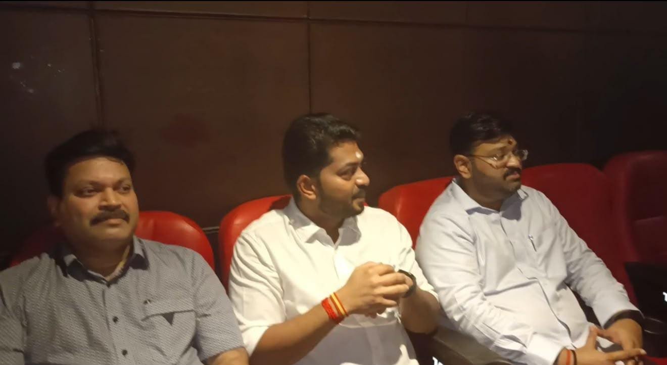 பொதுமக்களுடன் அமர்ந்து ஜனநாயகன்  திரைப்படம் பார்த்த அமைச்சர் டாக்டர் டிகே பிரபு