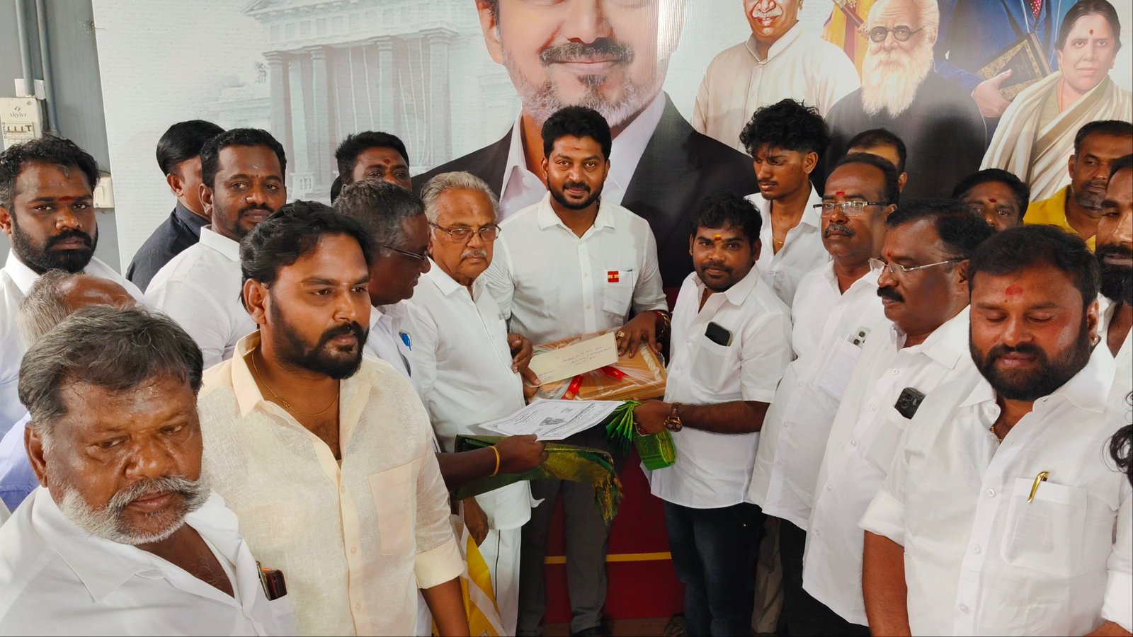 காரைக்குடியில் வீரர் அழகுமுத்துகோனுக்கு திருவுருவச் சிலை 