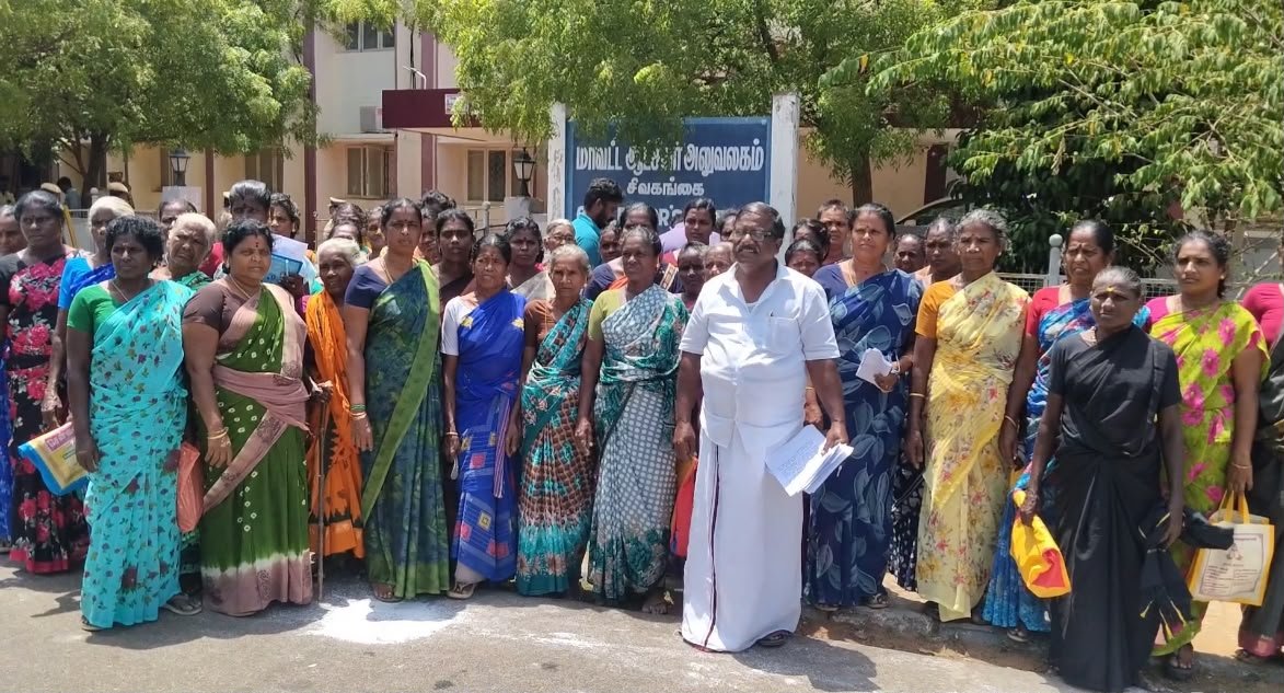 காளையார்கோவில் அருகே ககோலாந்தி &ndash; கூத்தணி கிராம மக்களின் 4 கோரிக்கையினை நிறைவேற்றக்கோரி மாவட்ட ஆட்சியரிடம் மனு