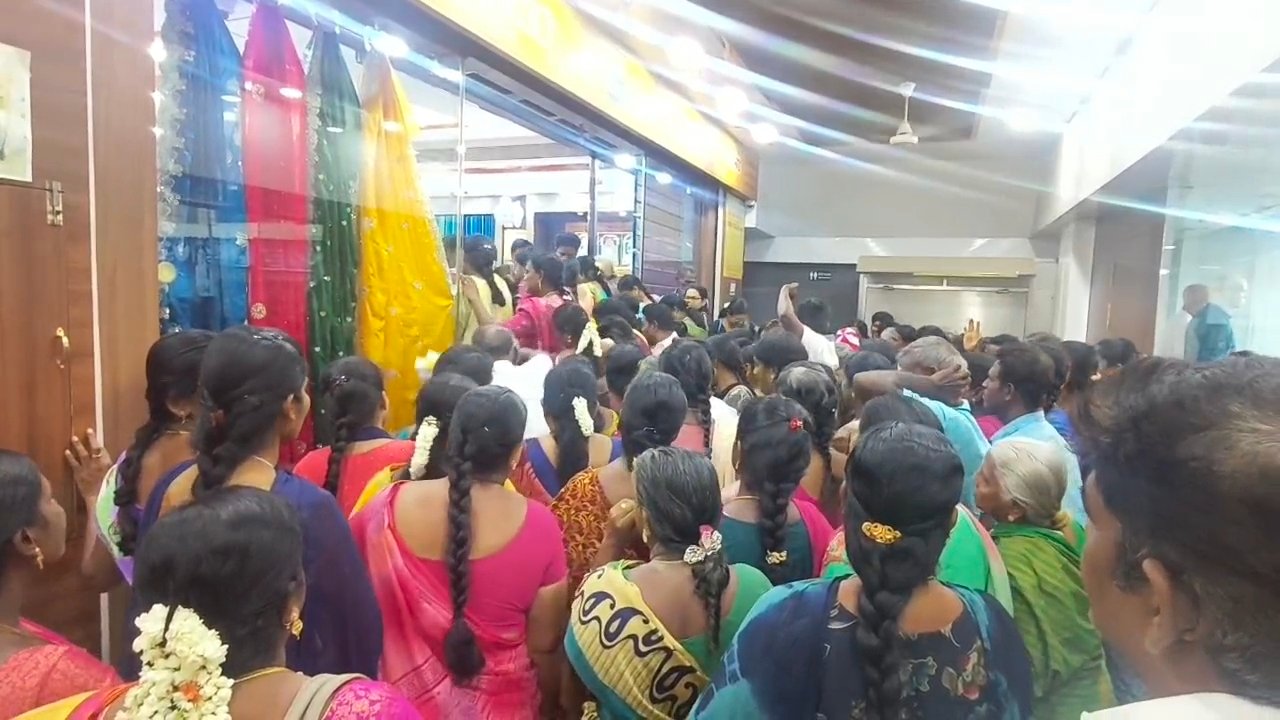 ஆடித்தள்ளுபடியில் களைக்கட்டிய காரைக்குடி!