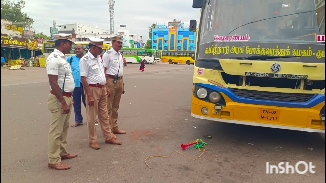 அரசு விதிகளை மீறி ஏர் ஹார்ன் பயன்படுத்திய அரசு மற்றும் தனியார் பேருந்துகள் மீது நடவடிக்கை &ndash; டயருக்கு அடியில் வைத்து நொறுக்கிய போக்குவரத்து  காவல்துறை. 