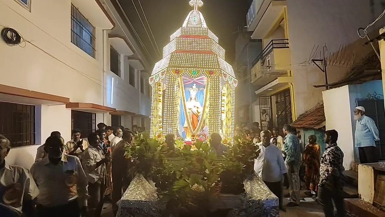 இடைக்காட்டூர் திரு இருதய ஆண்டவர் சர்ச்சில் மின் அலங்கார தேர்பவனி; ஆயிரக்கணக்கான கிறிஸ்தவர்கள் பங்கேற்பு