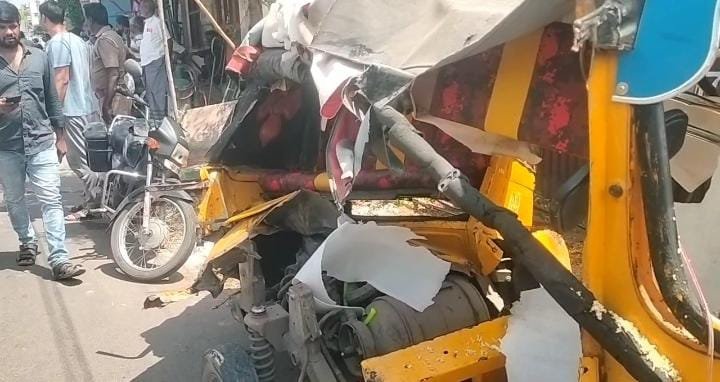 அரசு பேருந்து &ndash; ஆட்டோ நேருக்கு நேர் மோதல்: பெண், சிறுமி உயிரிழப்பு; 3 பேர் படுகாயம்