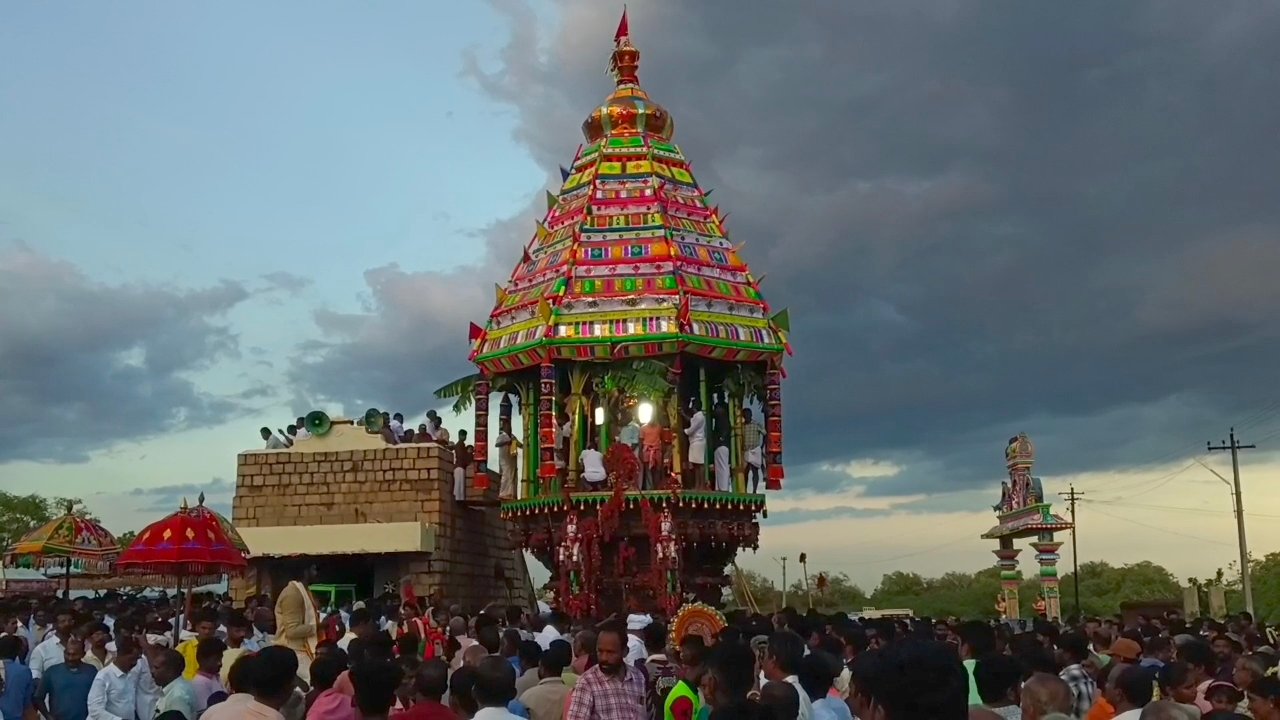 பாகனேரி புல்வநாயகி அம்மன் கோவிலில் ஆனித் தேரோட்டக் கோலாகலம் 
