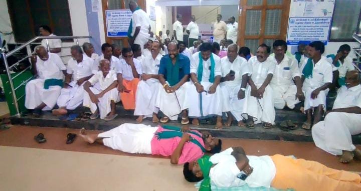 சூரப்பட்டி தடுப்பணை விவகாரம்: சிங்கம்புணரி வட்டாட்சியர் அலுவலகத்தில் விவசாயிகள் முற்றுகை போராட்டம்